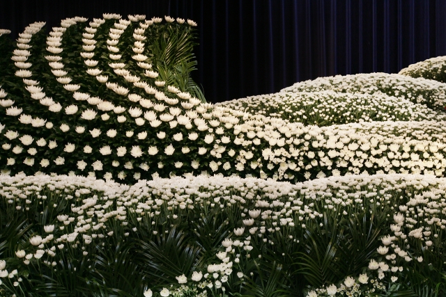 葬儀になぜ菊の花が使われるのか？